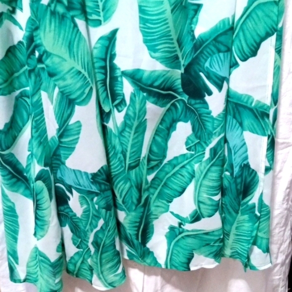 GREEN LEAF WHITE FLORAL OPEN FRONT WRAP SKIRT SIZE S/M NWT - Picture 3 of 5